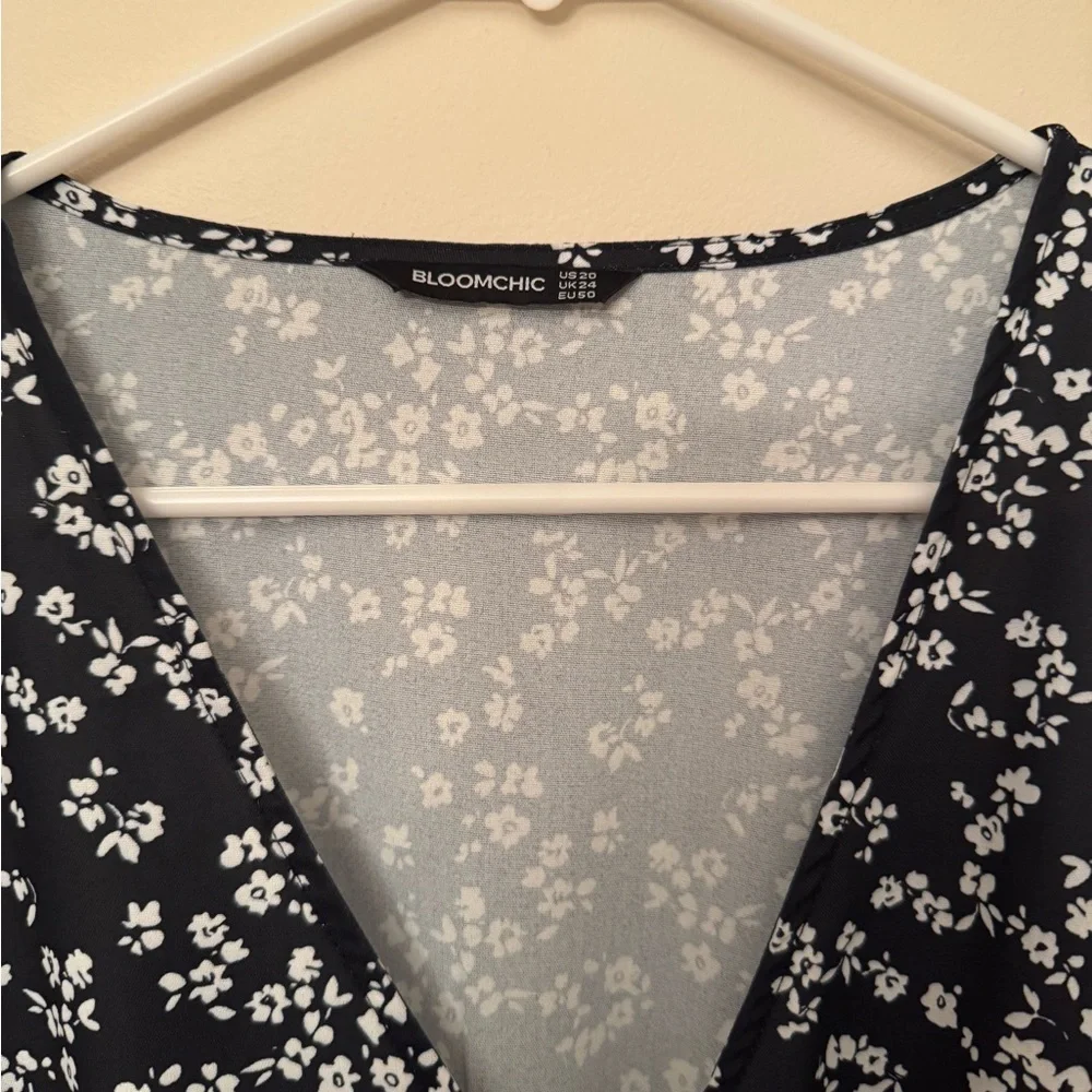 BloomChic Black & White Floral Maxi Dress Women’s US 20 V-Neck Short Sleeve Slit - Picture 6 of 9